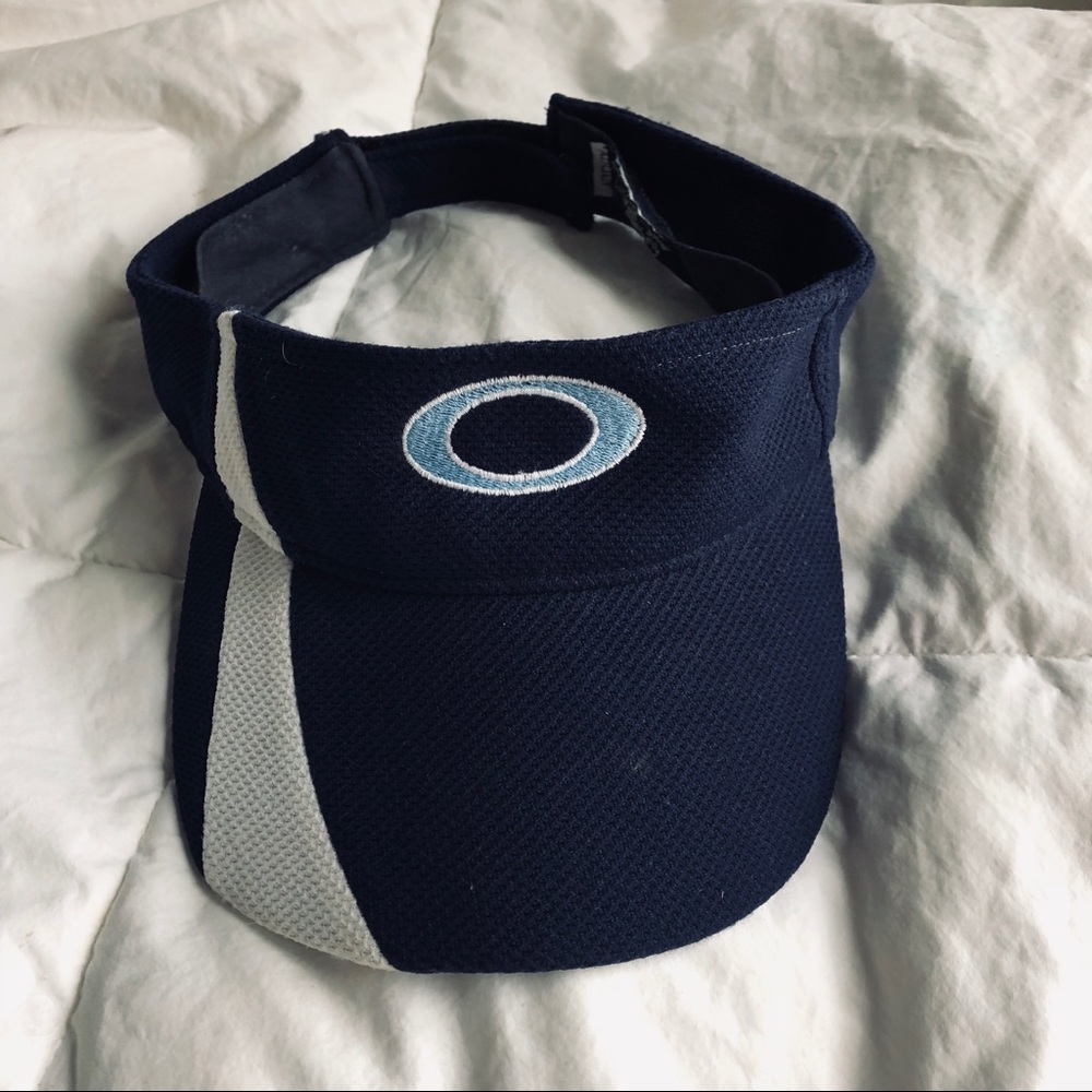 O blue and white visor